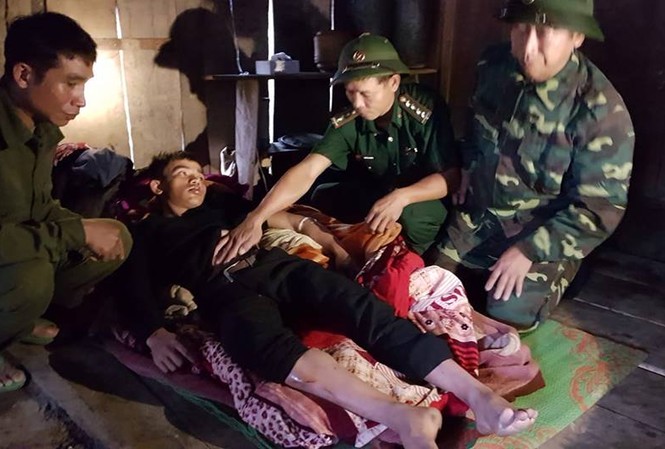 Dân phối hợp cùng bộ đội cứu thanh niên bị lũ cuốn trôi dưới suối Dân phối hợp cùng bộ đội cứu thanh niên bị lũ cuốn trôi dưới suối