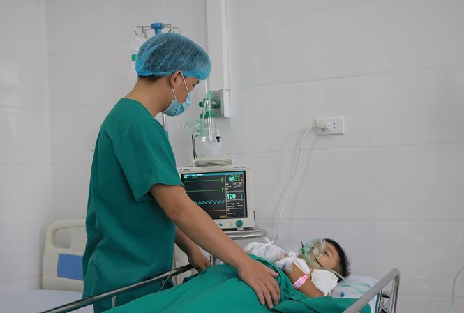 Đồ chơi chạy bằng pin phát nổ, bé 8 tuổi nhập viện cấp cứu Bé T. đang được chăm sóc, điều trị tại bệnh viện