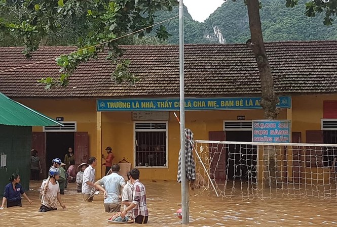 Sau mưa lũ, thầy trò miền núi Nghệ An lo âu ngày đến lớp Sau mưa lũ, thầy trò miền núi Nghệ An lo âu ngày đến lớp