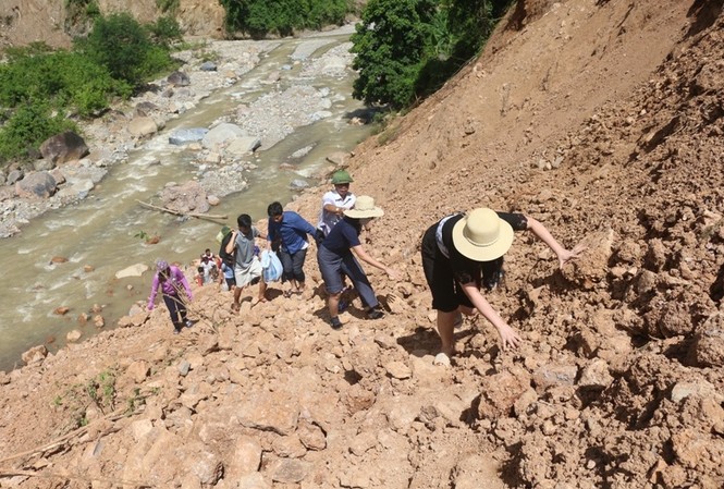 Đường 35km bị lũ xóa sổ, giáo viên biên giới vượt 100km để tới trường Đường 35km bị lũ xóa sổ, giáo viên biên giới vượt 100km để tới trường