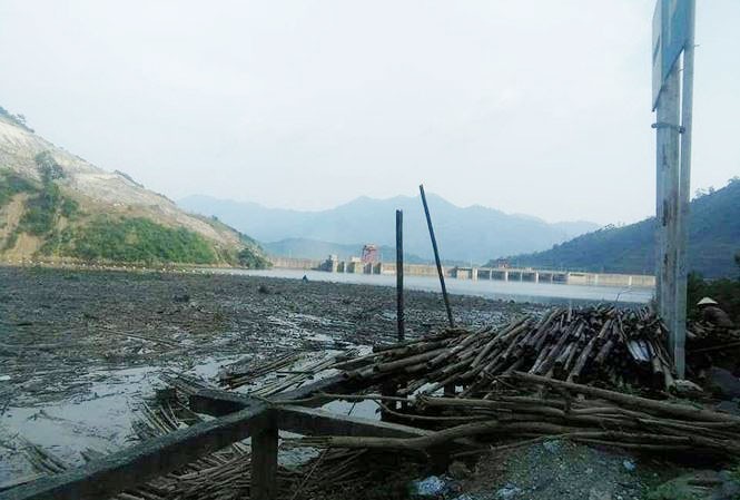 Thủy điện 'bác' công văn của sở, rác thải vẫn ứ đọng lòng hồ Bản Vẽ Thủy điện 'bác' công văn của sở, rác thải vẫn ứ đọng lòng hồ Bản Vẽ