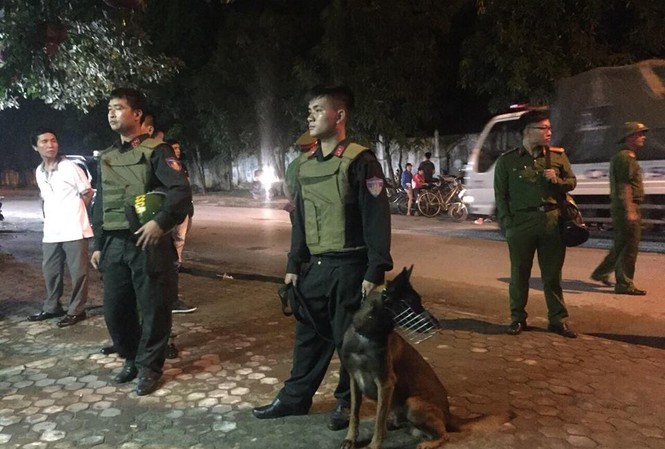 14 giờ đấu trí với 3 kẻ mang lựu đạn tử thủ trong nhà khóa trái Lực lượng chức năng làm nhiệm vu tại hiện trường vụ án