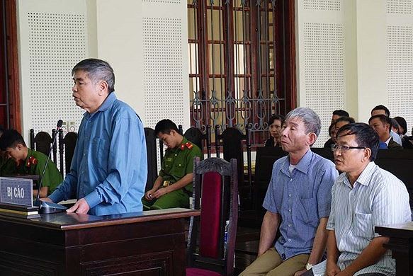 Lạm quyền bán đất, cán bộ xã lĩnh án tù Các bị cáo tại phiên tòa.