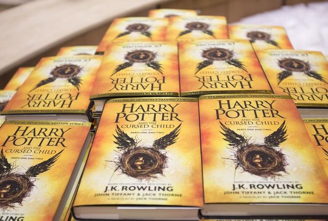 Harry Potter mới ra lò: 3 ngày bán gần 3 triệu cuốn Cuốn sách kịch bản Harry Potter bán gần 3 triệu bản chỉ trong 3 ngày