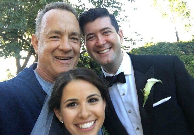 Tom Hanks “đánh bom” ảnh cưới cặp đôi New York Tom Hanks chủ động "selfie" với đôi trẻ ở New York