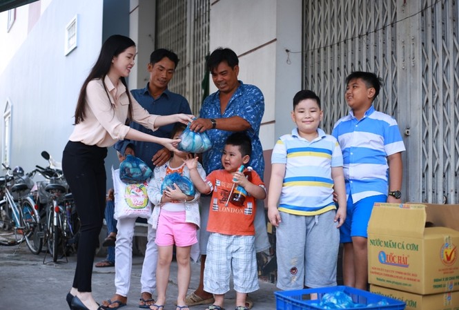 Người đẹp Thuý Vi chia Tết ấm với bà con khó khăn Thuý Vi trao quà tết cho người dân ở quận Ninh Kiều