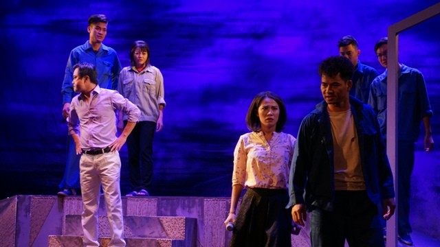 Xuân Bắc 'bạo hành', cởi đồ Khuất Quỳnh Hoa trên sàn diễn "Ảo ảnh hạnh phúc", vở đầu tay của Trịnh Mai Nguyên. Ảnh: Nguyên Khánh