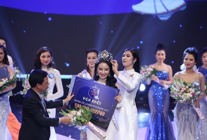 Ngắm nhan sắc Hoa khôi 'Hương sắc Liên Việt' Hoa khôi Hoàng Thị Quỳnh Anh nhận vương miện từ giám khảo Ngọc Hân