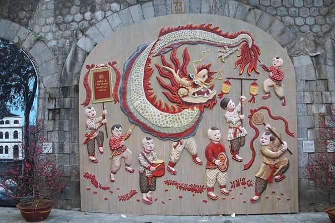 Hoạ sĩ Thế Sơn lên tiếng về bức phù điêu gây tranh cãi ở Phùng Hưng Tác phẩm "Tuần lễ thời trang Phố cổ" gây tranh cãi. Ảnh: Mạnh Thắng
