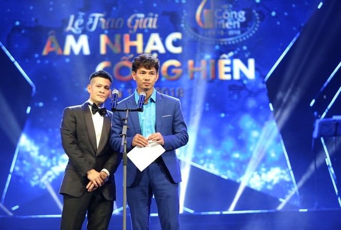 Xuân Bắc, Việt Tú 'đá xéo' màn cầu hôn lố sóng của Trường Giang Xuân Bắc và đạo diễn Việt Tú có màn tung hứng đá xéo màn cầu hôn của Trường Giang