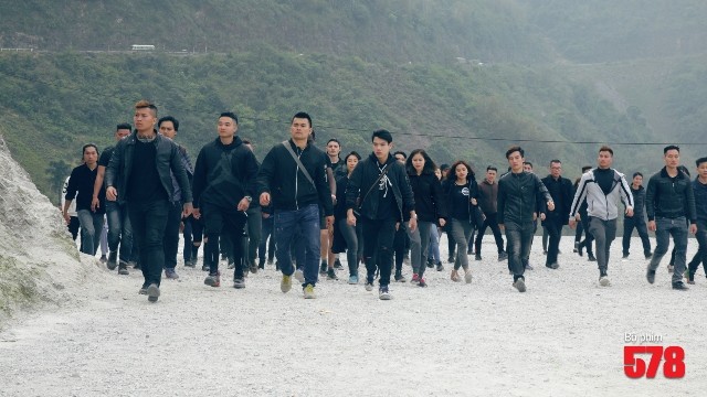 Mang 100 diễn viên ra thực địa để casting cho phim về nạn ấu dâm Đạo diễn đưa 100 người tới bối cảnh để thử vai