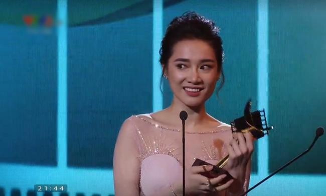 Nhã Phương không muốn nhắc tới Trường Giang, 'cái gì qua thì qua rồi' Nhã Phương không muốn nhắc tên Trường Giang khi nhận giải Cánh diều 2017. Ảnh: Bảo Hân