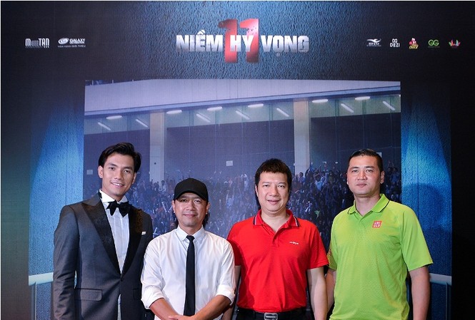 Nhan Phúc Vinh nổi bật trong đêm ra mắt '11 niềm hy vọng' Nhan Phúc Vinh, đạo diễn Robie Trường, bình luận viên Quang Huy tại lễ ra mắt "11 niềm hy vọng"