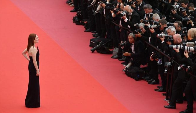 Julianne Moore thần thái quyền lực trước rừng ống kính Cannes Bức ảnh Julianne Moore được chọn là ảnh ấn tượng ngày thứ 3 ở LHP Cannes