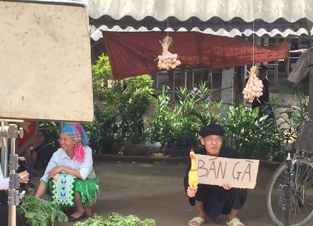 Trung ruồi hóa thân thành chàng dân tộc lên tỉnh trong sêri hài sitcom Trung ruồi trong vai A Lử, chàng dân tộc lên thành phố