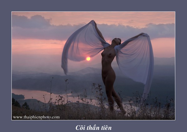 Thái Phiên tiết lộ 200 ảnh nude chưa công bố Ảnh nude của Thái Phiên tại triển lãm đầu tiên ở Hà Nội. Ảnh: Bảo Hân
