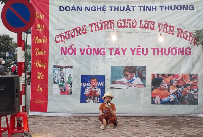 Hà Nội siết hát rong, từ thiện, xin tiền Thành phố yêu cầu chấn chỉnh hoạt động hát rong, xin tiền, trục lợi từ người khuyết tật
