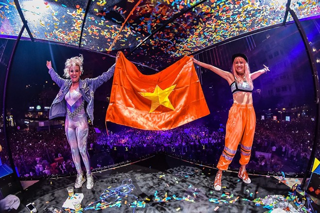 Dàn DJ đình đám quốc tế đổ bộ Hà Nội tháng 9 này Chị em song sinh Nervo khuấy đảo phố đi bộ Nguyễn Huệ tháng 5/2018 tại Ravolution Music Festival