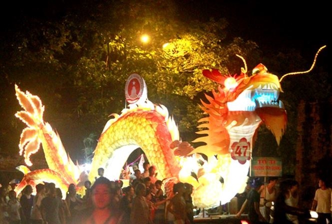 Tuyên Quang mang lễ hội trung thu sớm tới phố đi bộ Hồ Gươm Tuyên Quang đưa hai xe mô hình xuống bờ Hồ giới thiệu trước lễ hội