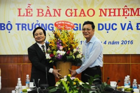 Ông Phùng Xuân Nhạ nhận bàn giao nhiệm vụ Bộ trưởng Bộ trưởng Phùng Xuân Nhạ tặng hoa cho người tiền nhiệm.