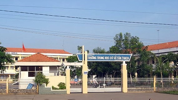 TS Nguyễn Tùng Lâm lên tiếng vụ học sinh bóp cổ cô giáo giữa lớp học Học sinh bóp cổ cô giáo bị đình chỉ học 1 năm