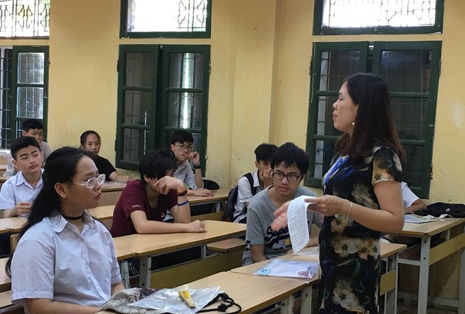 Gần 10 vạn thí sinh làm thủ tục dự thi lớp 10 ở Hà Nội Thí sinh nghe giám thị phổ biến quy chế thi tại điểm thi THPT Quang Trung - Đống Đa