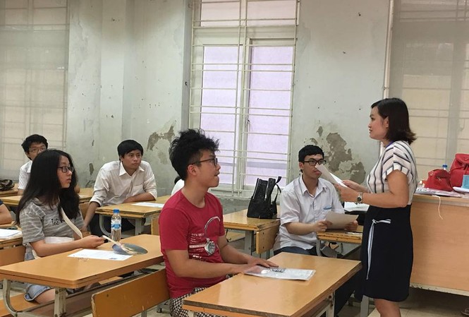 925.000 sĩ tử làm thủ tục thi: Vẫn còn nhiều thắc mắc Thí sinh nghe phổ biến quy chế thi tại điểm thi THCS Phan Đình Giót