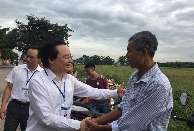 Bộ trưởng Phùng Xuân Nhạ: Hành vi gian lận sẽ bị xử lý nghiêm Bộ trưởng Phùng Xuân Nhạ hỏi thăm, động viên phụ huynh thí sinh tại điểm thi THPT Yên Viên - Gia lâm - Hà Nội