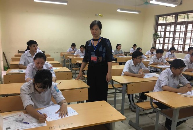 Hà Nội: 16 thí sinh mang tài liệu, điện thoại vào phòng thi Thí sinh Hà Nội trước giờ thi môn Ngữ văn sáng nay