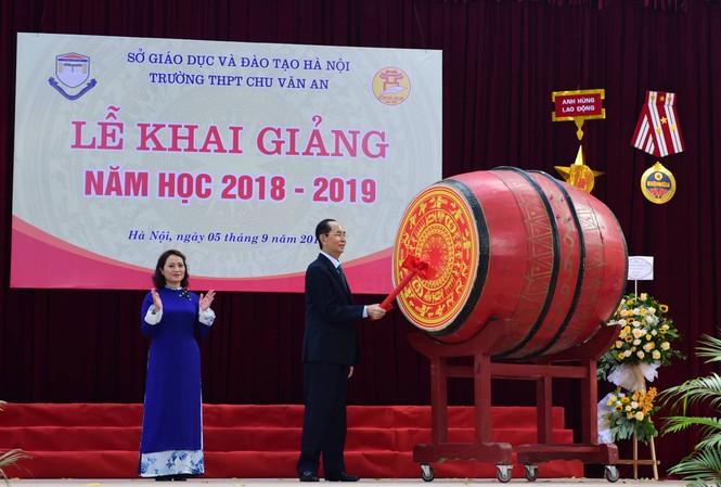 Chủ tịch nước Trần Đại Quang: Phát huy văn hoá đọc, nâng cao ngoại ngữ Chủ tịch nước đánh trống khai giảng năm học mới tại trường THPT Chu Văn An, Hà Nội. Ảnh Như Ý
