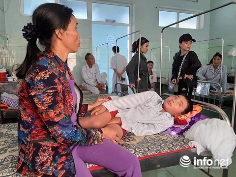 Bộ giáo dục đề nghị xử lý nghiêm cô giáo phạt tát học sinh Học sinh lớp 6 bị tát đang điều trị tại bệnh viện. Ảnh: Infonet