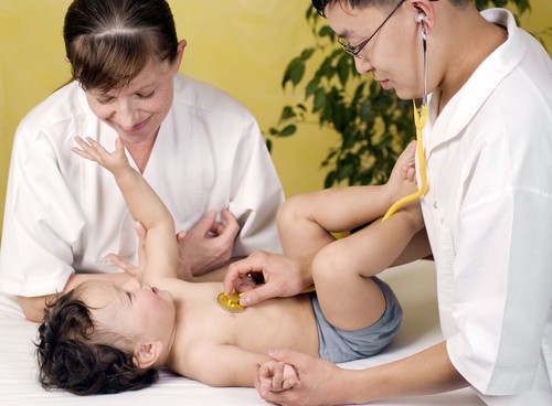 Dấu hiệu nguy hiểm cần đưa bé đi khám ngay Dấu hiệu nguy hiểm cần đưa bé đi khám ngay