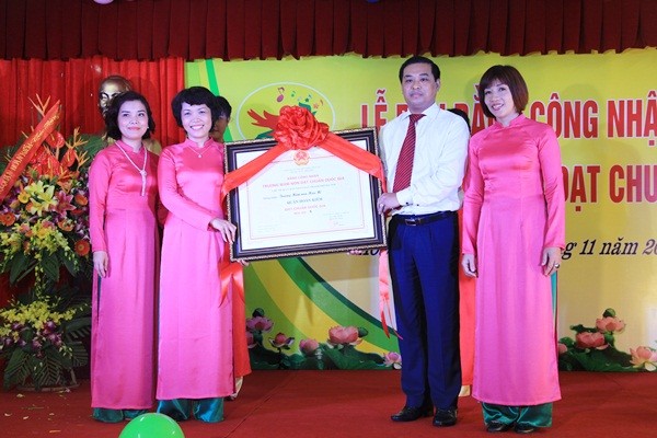 Trường mầm non Họa Mi đón bằng chuẩn Quốc gia Ban giám hiệu nhà trường vinh dự đón bằng công nhận