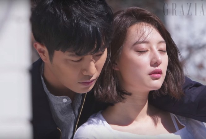 Người đẹp ‘Hậu duệ mặt trời’ tiết lộ mẫu bạn trai lý tưởng Không ai khác, hình mẫu này chính là nhân vật người yêu trên phim của cô nàng -thượng sĩ Seo Dae Young, do nam diễn viên Jin Goo đóng.