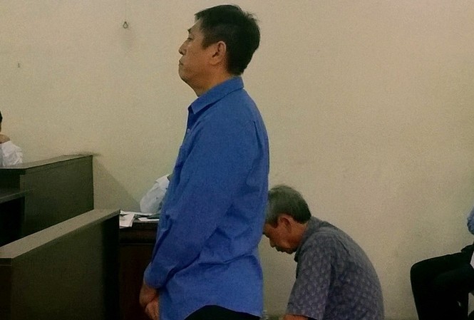 Tòa thay đổi tội danh, cựu giám đốc ALCII Nam Sài Gòn lãnh án nhẹ Nguyên giám đốc Phạm Nhật Kiều (trái) và phó giám đốc Lê Mạnh Dũng tại phiên tòa. Ảnh: Tân Châu