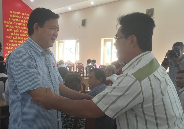 Bí thư Thăng: 'Cảm ơn cả những người không bầu chúng tôi' Bí thư Thành ủy TPHCM Đinh La Thăng trò chuyện với cử tri huyện Hóc Môn sáng 4/8. Ảnh: Quốc Ngọc