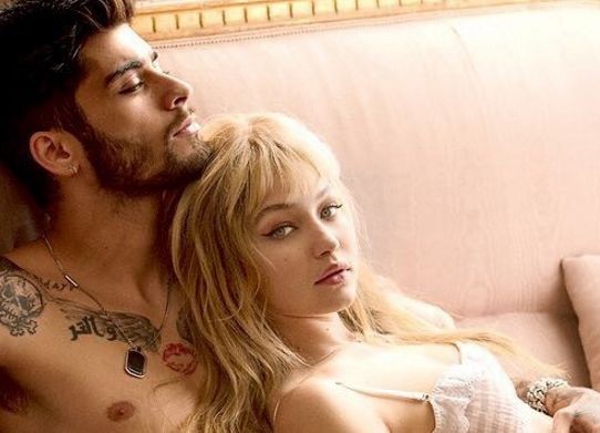 ‘Hotboy’ Zayn Malik yêu say đắm bạn gái nóng bỏng Gigi Hadid Bạn bè thân của Gigi – Zayn tiết lộ: “Họ trân trọng từng giây phút bên nhau và đang yêu nhau say đắm. Zayn thích tận hưởng một buổi tối yên bình bên người yêu hơn là tiệc tùng bất tận."