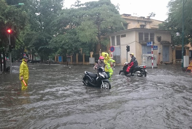 Bão số 3 vào Hà Nội suy yếu thành áp thấp nhiệt đới Ngập sâu ở ngã tư Phan Bội Châu, Lý Thường Kiệt (Hà Nội).