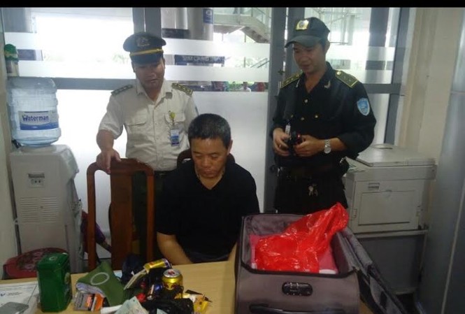 Khách Trung Quốc trộm tiền trên máy bay Đối tượng Wang QingJian và tang vật. Ảnh CTV