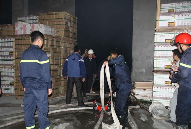 Cháy lớn tại kho gạch men, sứ vệ sinh ở Thanh Hóa Hiện trường vụ cháy