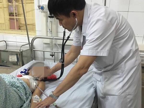 Mảnh kính vỡ ở trường học đâm thấu ngực bé gái 11 tuổi Mảnh kính vỡ ở trường học đâm thấu ngực bé gái 11 tuổi