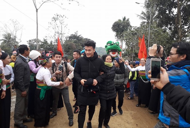 Anh em Tiến Dũng 'vinh quy bái Tổ' Thủ môn Bùi Tiến Dũng trong vòng tay gia đình. (Ảnh: Hoàng Lam)