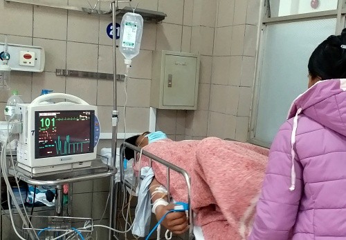 Gần Tết, các bợm nhậu suýt chết vì ngộ độc rượu Một bệnh nhân bị ngộ độc rượu đang điều trị ở bệnh viện. Ảnh: V.H.