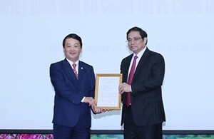 Triển khai quyết định của Bộ Chính trị về công tác cán bộ Đồng chí Phạm Minh Chính trao quyết định cho đồng chí Hầu A Lềnh.