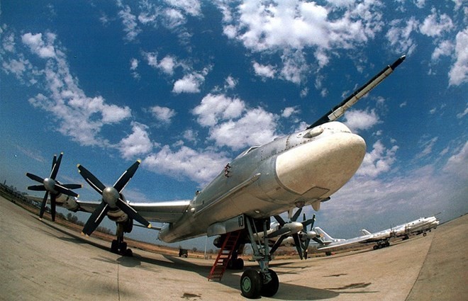 Máy bay ném bom chiến lược Nga tuần tra trên biển Nhật Bản Máy bay ném bom chiến lược Tu-95MS của Nga. (Nguồn: tass.com)