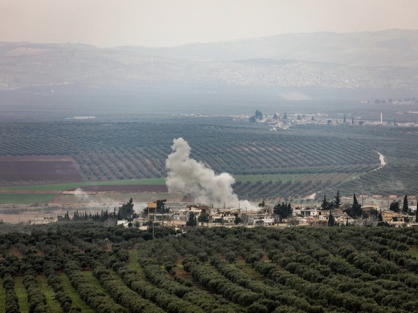 Trung tâm Hòa giải Nga ở Syria bị tấn công gây thương vong Khói bốc lên từ làng Deir Ballut ở vùng Afrin, Syria sau một cuộc không kích do Thổ Nhĩ Kỳ tiến hành ngày 10/2. (Nguồn: AFP/TTXVN)