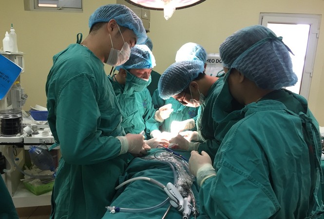 Lần đầu tiên phẫu thuật u tuyến giáp qua đường miệng Lần đầu tiên phẫu thuật u tuyến giáp qua đường miệng