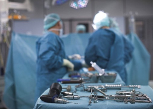 Hy hữu: Bác sĩ phẫu thuật xong mới phát hiện nhầm bệnh nhân Ảnh: Reuters.