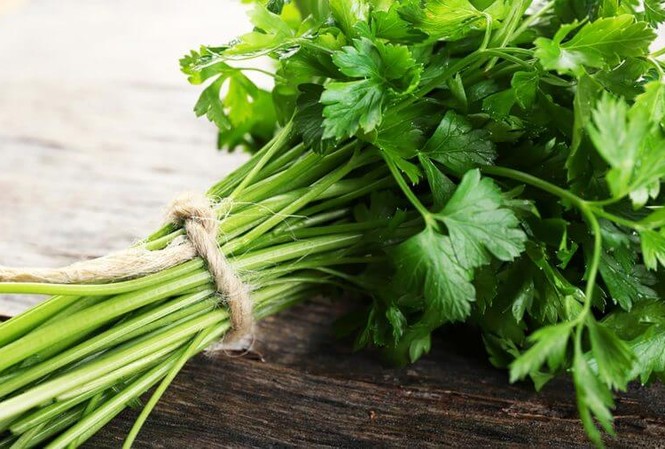 Lá ngò tây đánh bay nếp nhăn, đốm nâu và mụn Ảnh minh họa: Reader's Digest