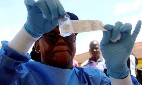 Virus Ebola tiếp tục trỗi dậy Nhân viên y tế chuẩn bị tiêm văcxin Ebola cho bệnh nhân ở Congo. Ảnh: AP.